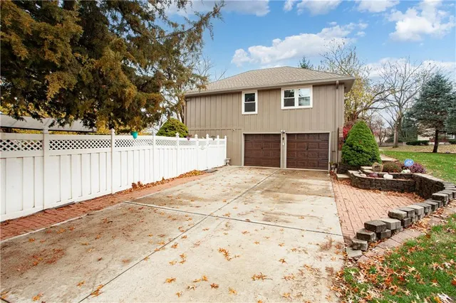 $415,000 | 1400 Northwest Deer Run Trail, Blue Springs, MO 64015