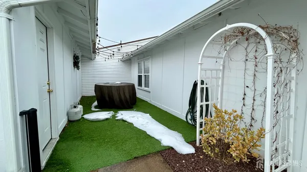 a view of entryway with garden