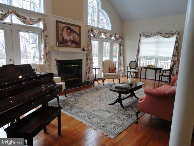 1407 Brewer Neck Road Pasadena, MD 21122 - Photo 9 of 22 Living Room