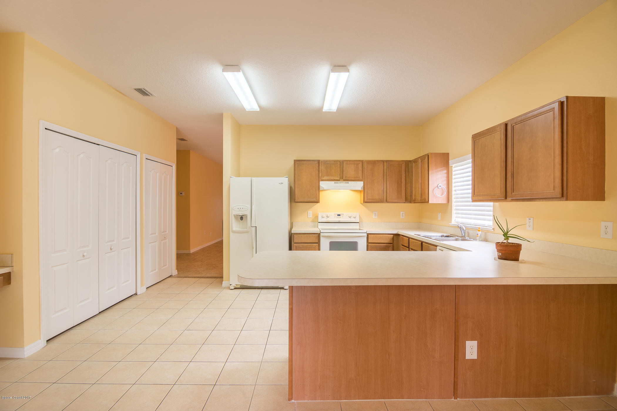 1875 Dragon Road Southeast Palm Bay, FL 32909 - Photo 8 of 18 Kitchen with Breakfast Bar