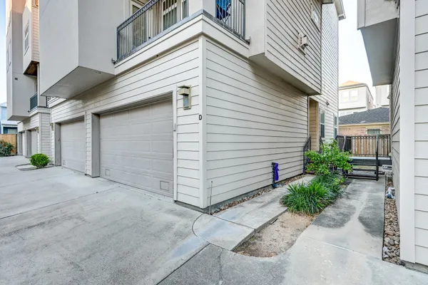 $3,200 | 1325 West 24th Street, Unit D, Houston, TX 77008