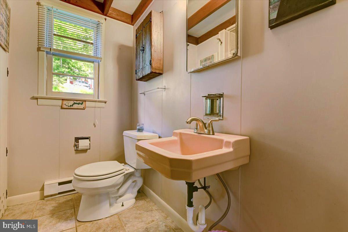 112 Beechwood Cove Road Greentown, PA 18426 - Photo 19 of 59 a bathroom with a sink toilet and a mirror