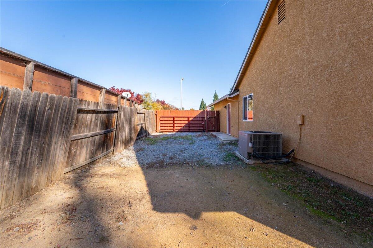 7704 Pit Road Redding, CA 96001 - Photo 3 of 34 a view of a back yard