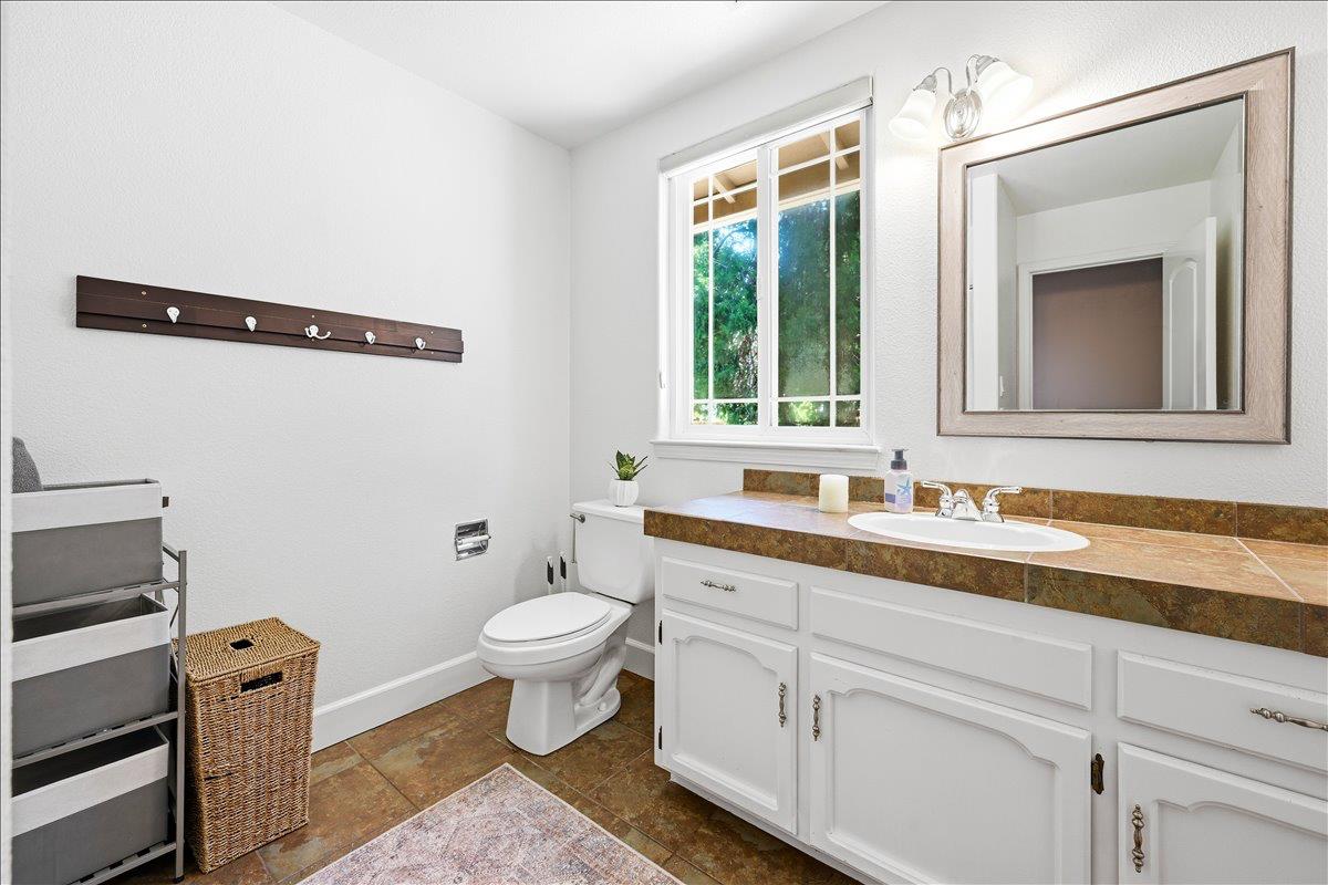14240 Hollydale Road Grass Valley, CA 95945 - Photo 19 of 53 Hall bath