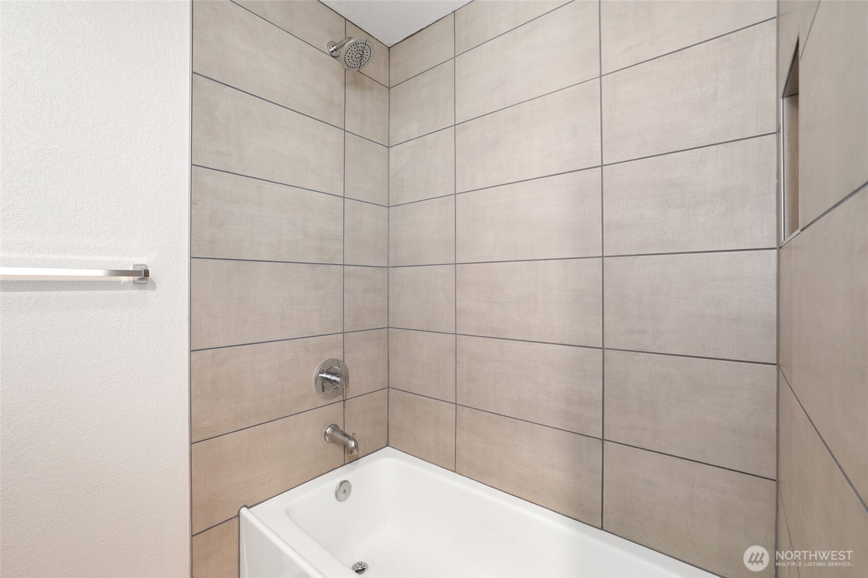 2940 Kennewick Place Northeast Renton, WA 98056 - Photo 17 of 37 a bathroom with a bathtub