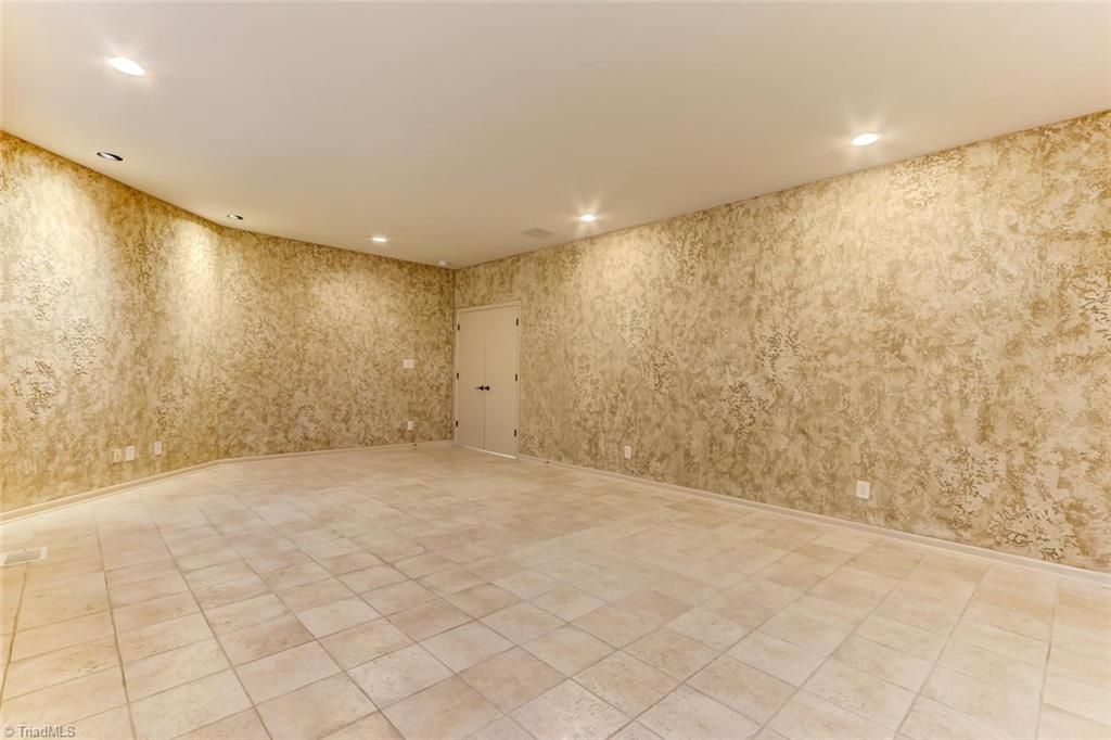 5552 Drake Road Greensboro, NC 27406 - Photo 11 of 29 29.3 x 15.5 master bedroom.
