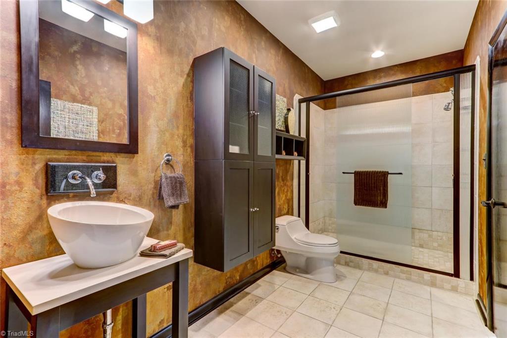 5552 Drake Road Greensboro, NC 27406 - Photo 18 of 29 shared bath for bedroom 2 and 3