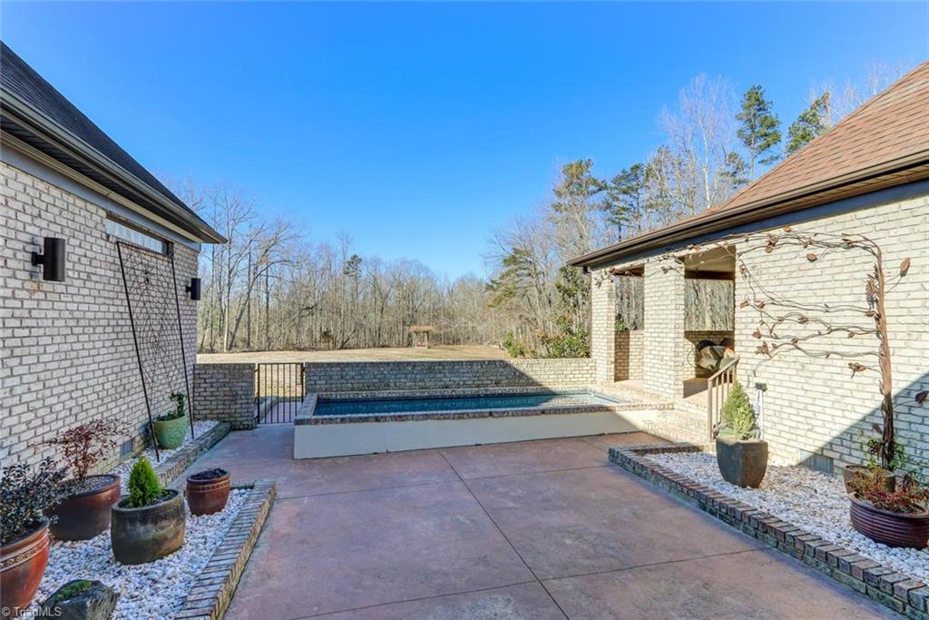 5552 Drake Road Greensboro, NC 27406 - Photo 27 of 29 looking from the back terrace