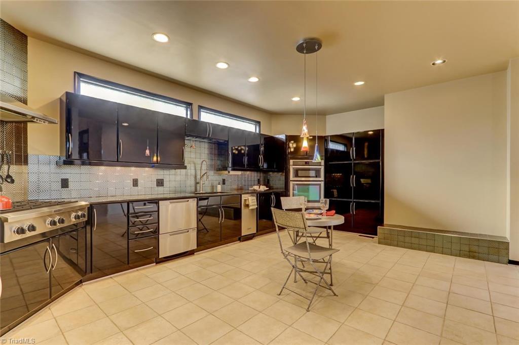 5552 Drake Road Greensboro, NC 27406 - Photo 6 of 29 Kitchen that is designed for a chief.