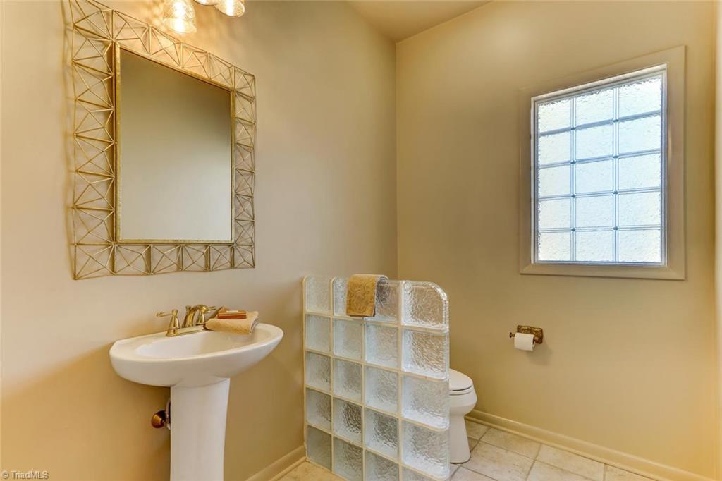 5552 Drake Road Greensboro, NC 27406 - Photo 9 of 29 powder room