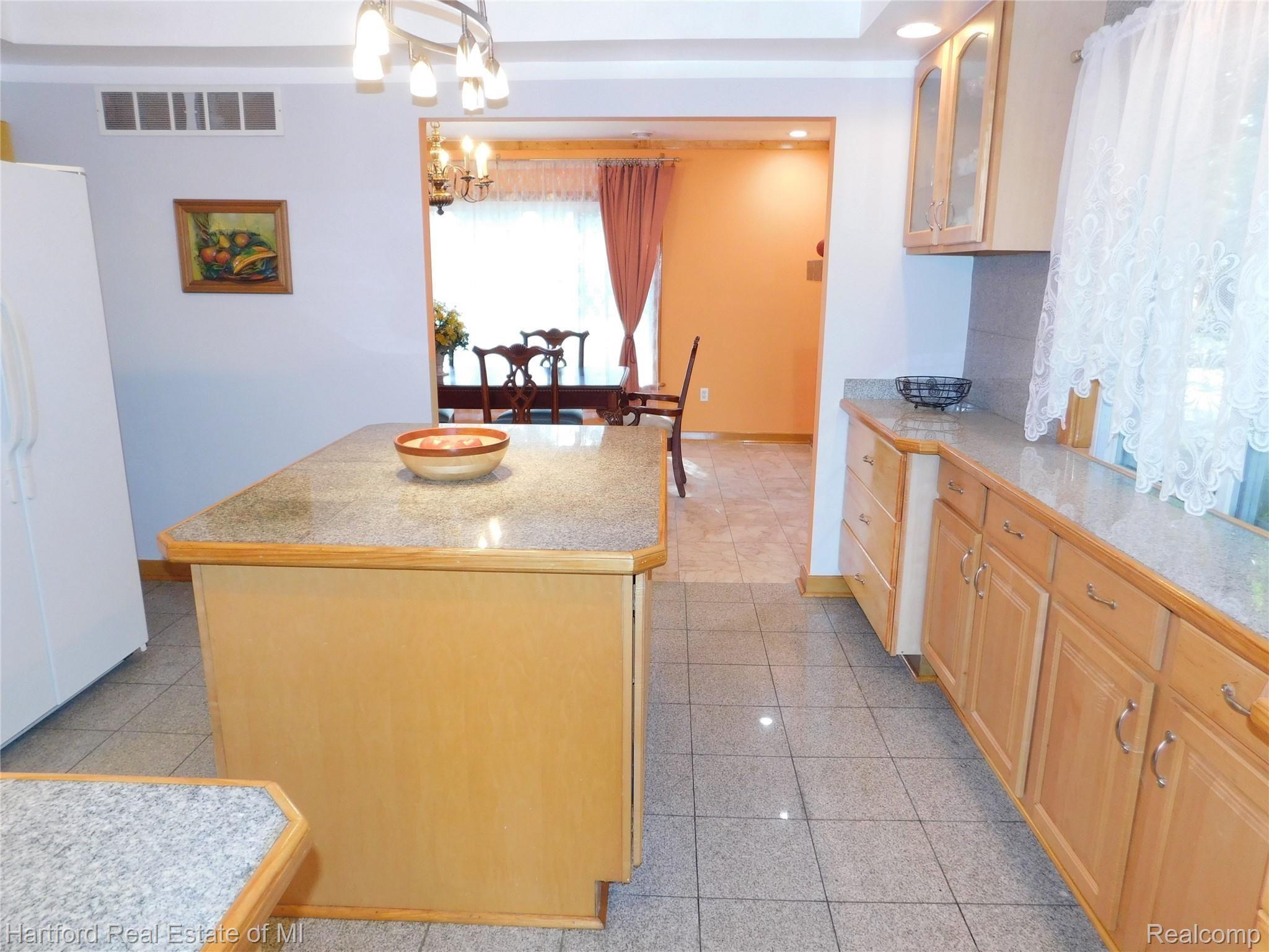 16480 Rougeway Street Livonia, MI 48154 - Photo 19 of 37 7 - 1.jpeg