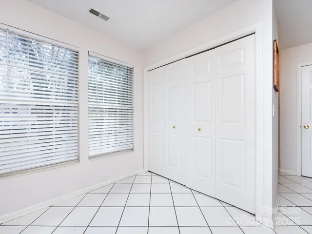 a view of an entryway with livingroom