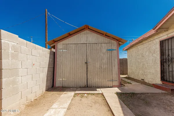 a view of a house with backyard