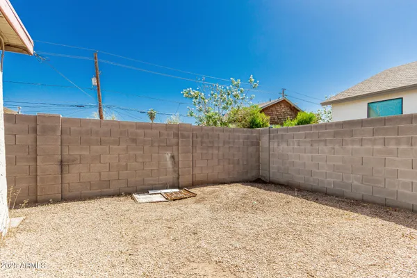 a view of a backyard
