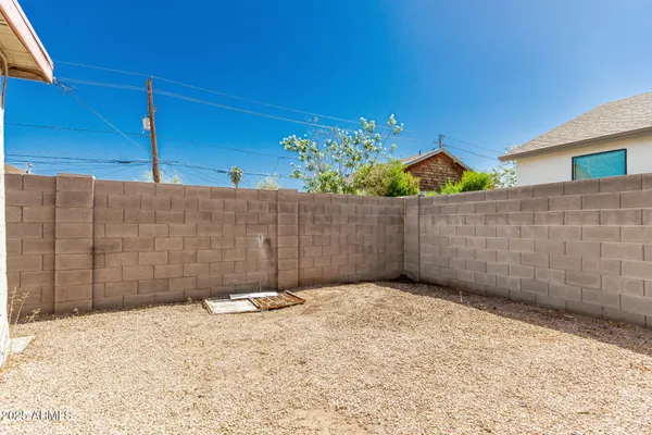 a view of a backyard