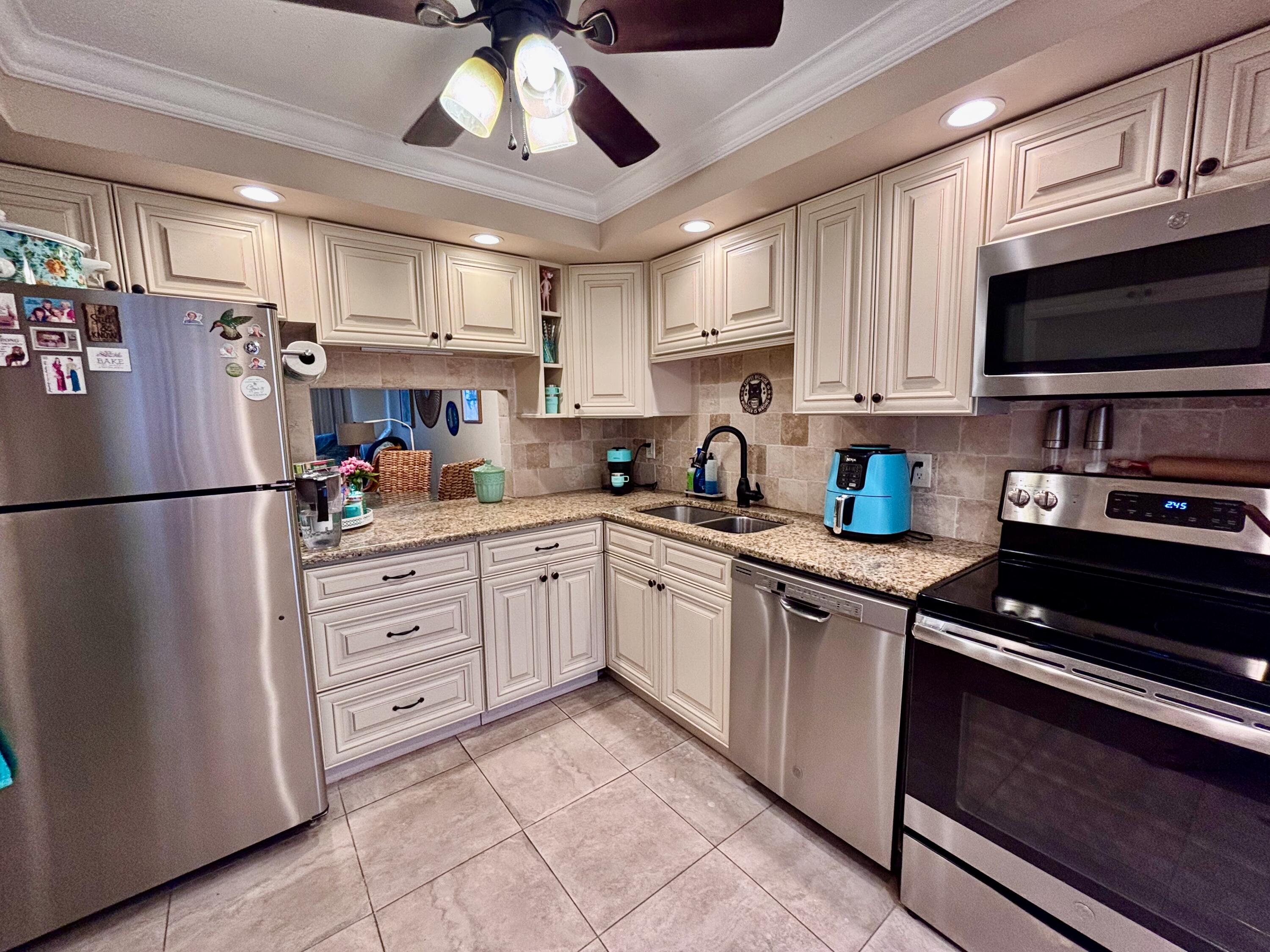 400 Northeast 20th Street, Unit B208 Boca Raton, FL 33431 - Photo 1 of 25 kitchen
