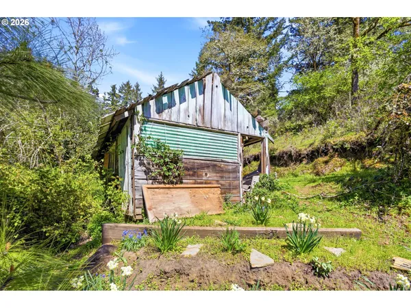 a view of a yard in front of the house