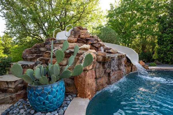 a view of a backyard