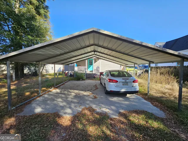 a view of backyard with a small space