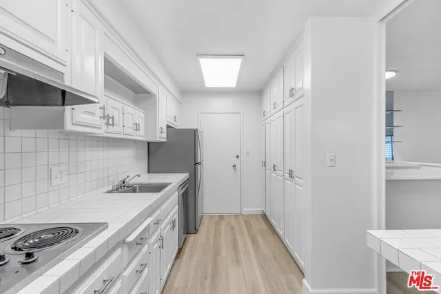 $3,850 | 825 South Gretna Green Way, Unit T, Los Angeles, CA 90049