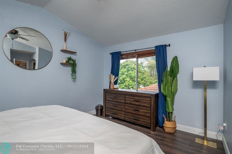 11285 Sunview Way Hollywood, FL 33026 - Photo 14 of 33 a bedroom with a bed and a window