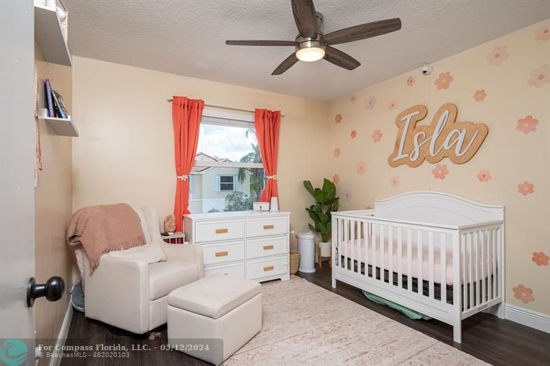 11285 Sunview Way Hollywood, FL 33026 - Photo 18 of 33 a bedroom with a bed and a window