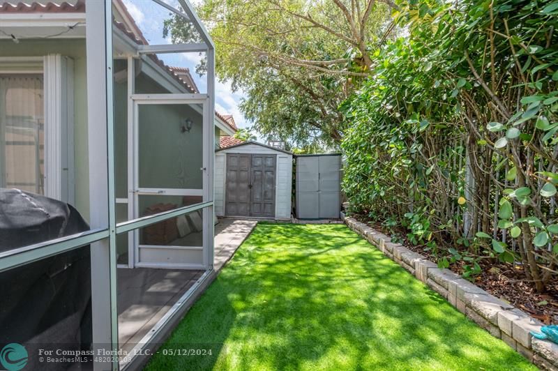 11285 Sunview Way Hollywood, FL 33026 - Photo 24 of 33 a backyard of a house with lots of green space