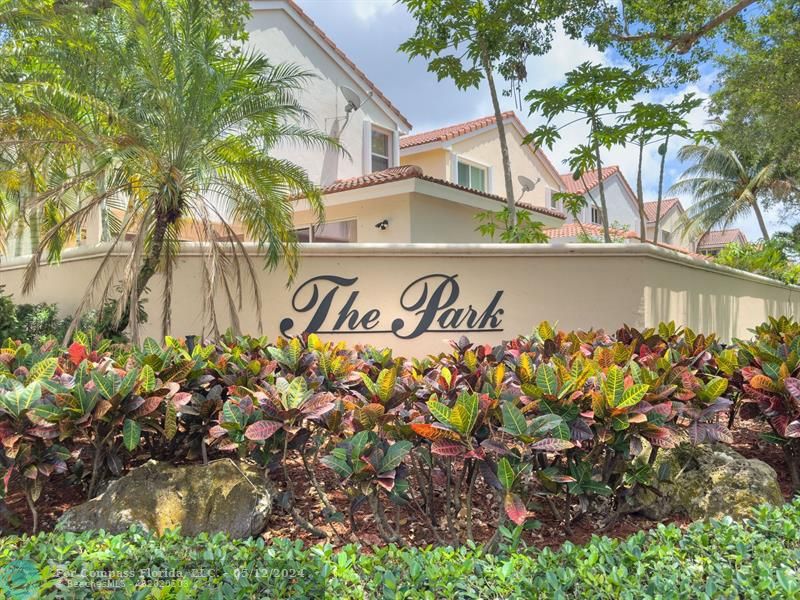 11285 Sunview Way Hollywood, FL 33026 - Photo 29 of 33 a street sign that is next to a road