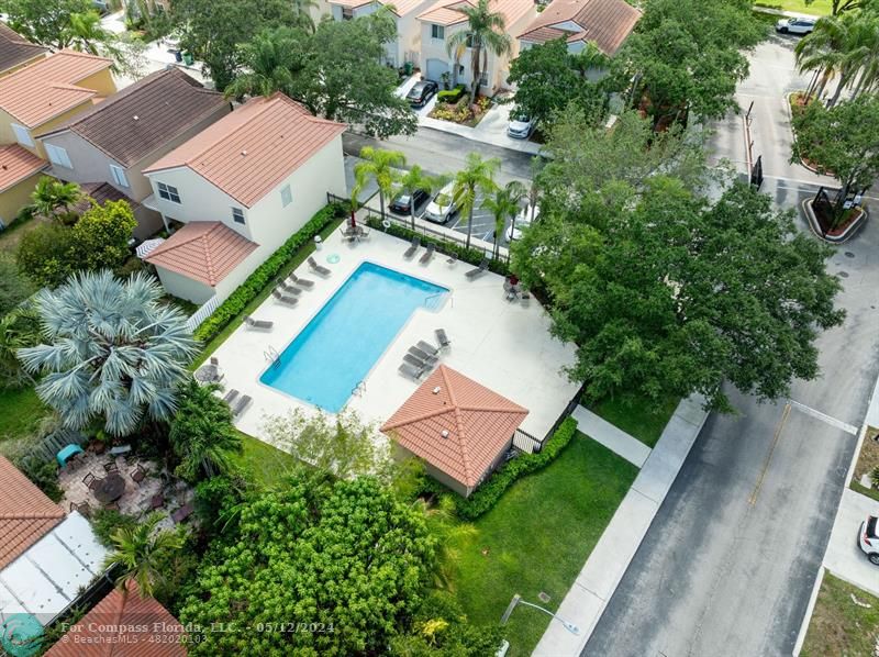 11285 Sunview Way Hollywood, FL 33026 - Photo 30 of 33 an aerial view of a house with a garden
