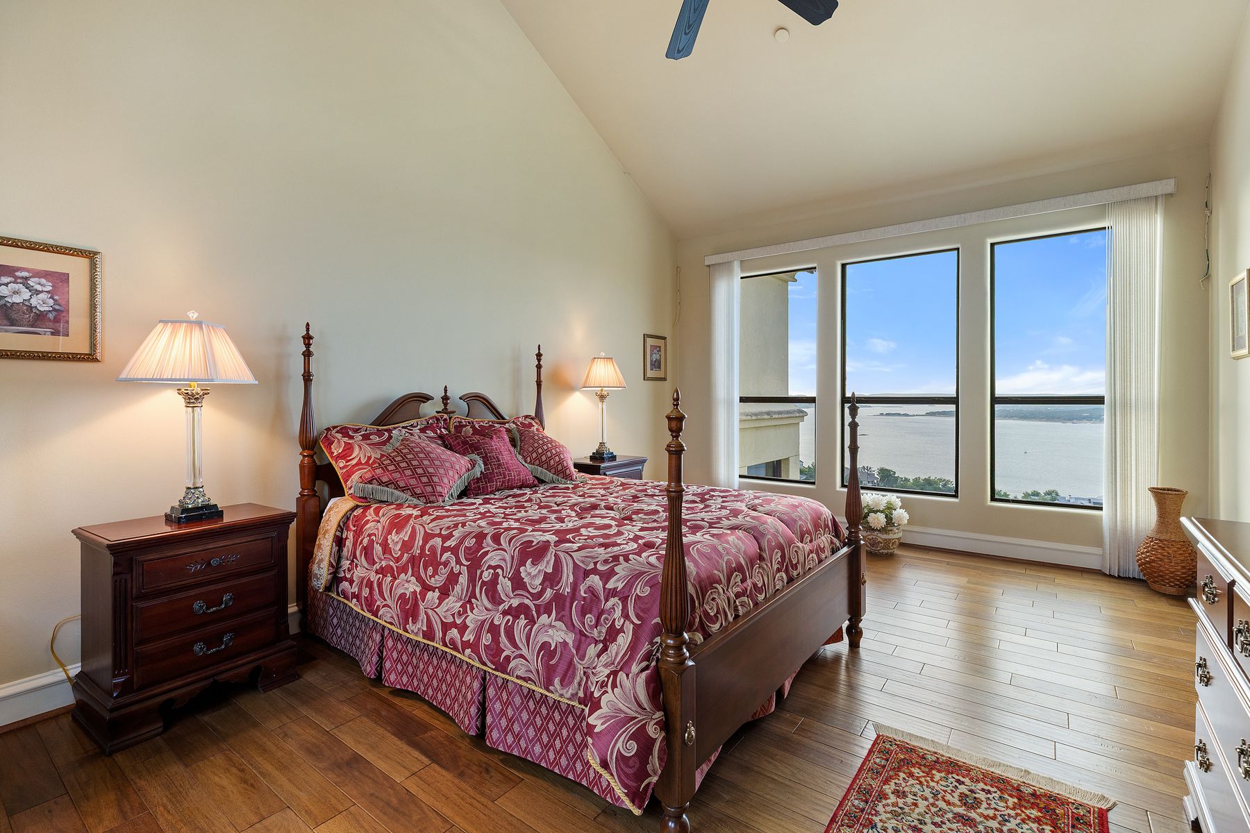 12600 Lyndon Drive Austin, TX 78732 - Photo 21 of 37 a bedroom with bed and window