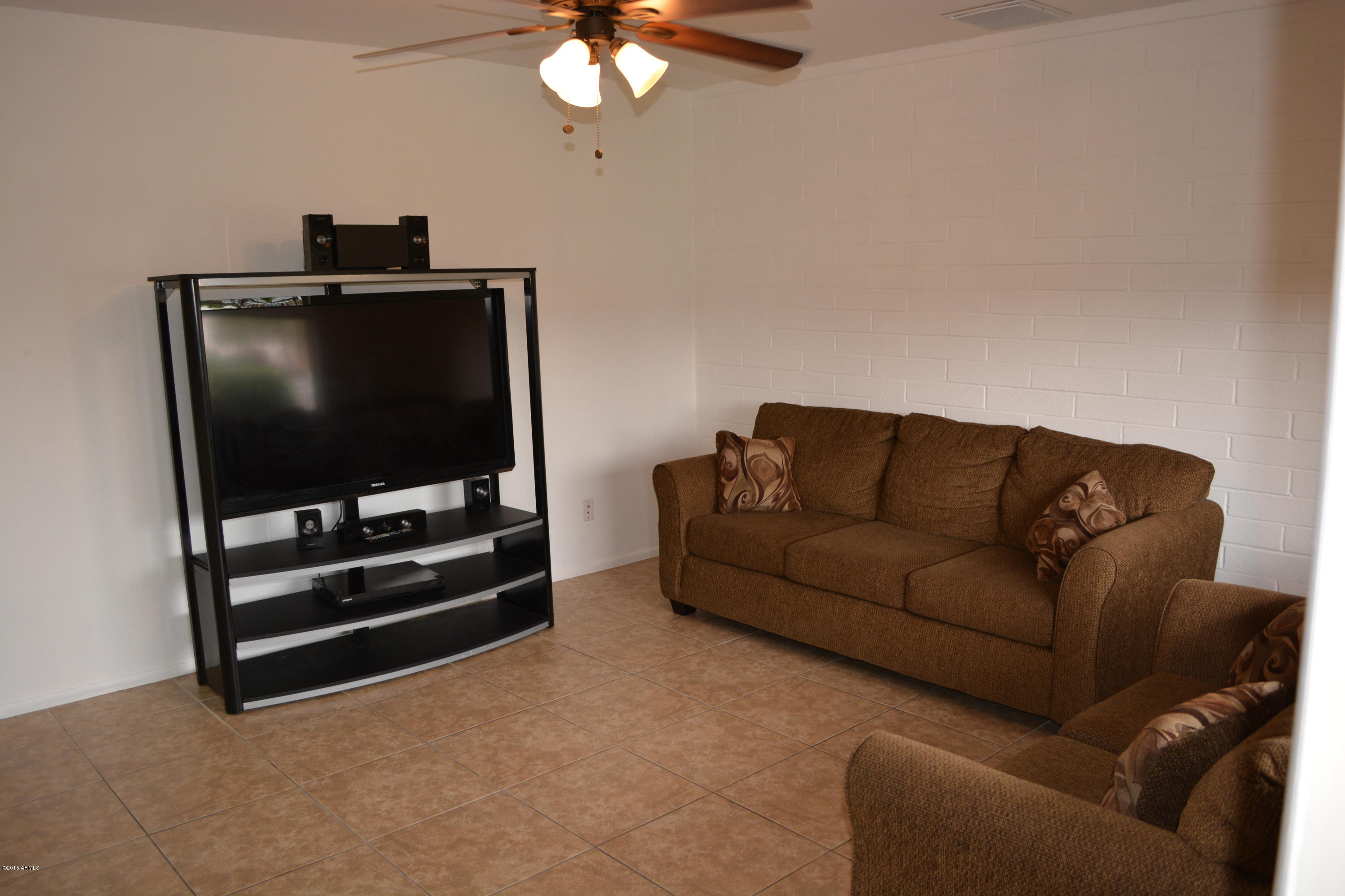 1737 West Vineyard Road Phoenix, AZ 85041 - Photo 5 of 24 Living room