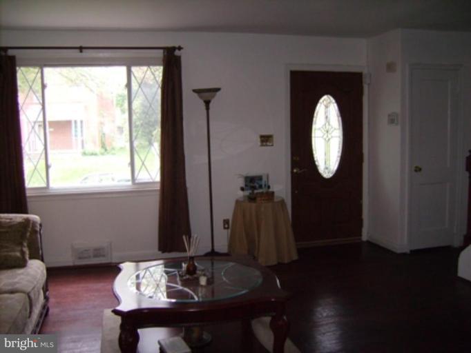 1908 Heathfield Road Baltimore, MD 21239 - Photo 7 of 22 Entrance / Foyer