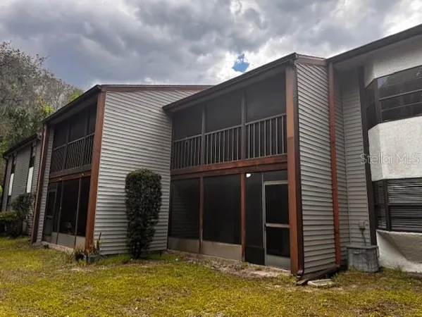 a view of a house with backyard