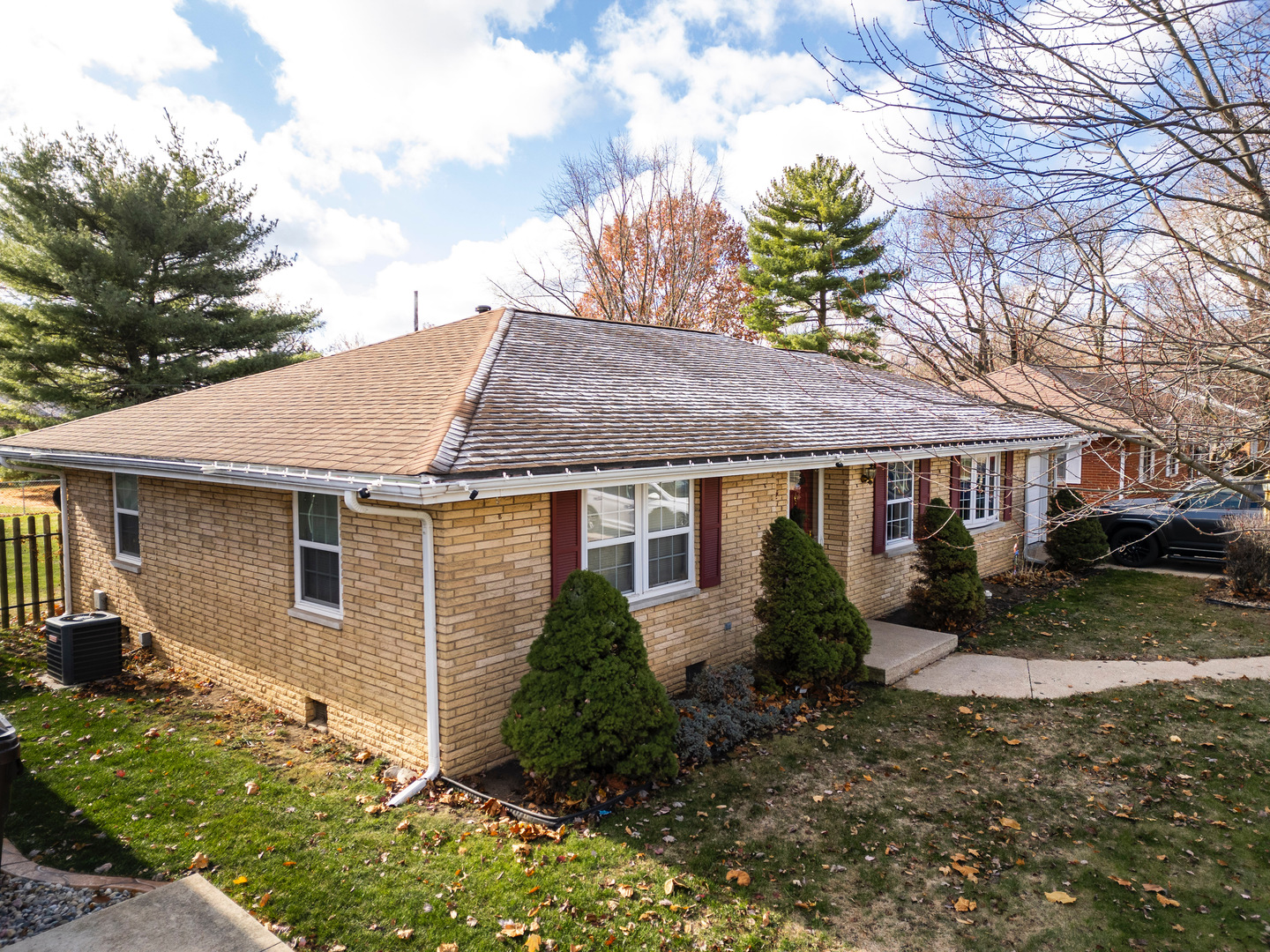 a view of a house with a yard