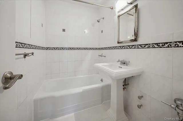 $2,200 | 4 Sadore Lane, Unit 5G, Yonkers, NY 10710