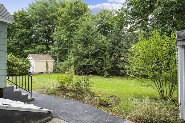 a view of a back yard