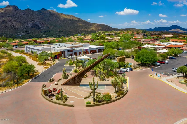a view of a fountain in front of a building