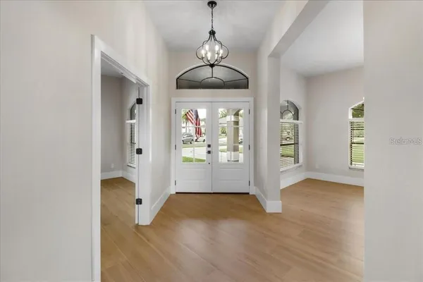 a view of entryway with window