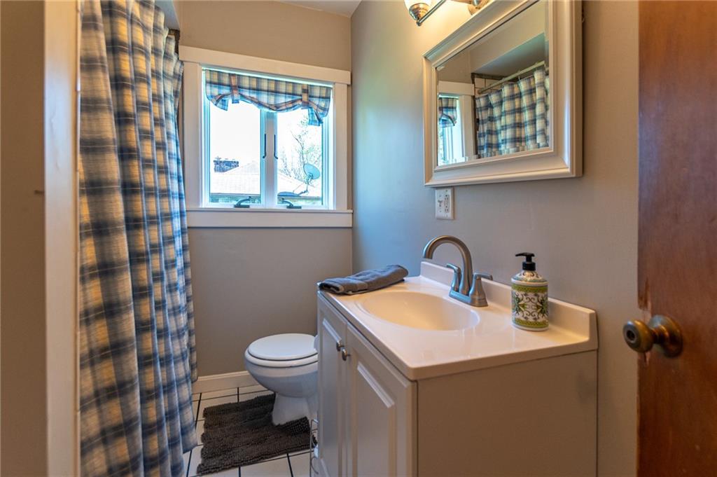 925 North Keel Ridge Road Hermitage, PA 16148 - Photo 26 of 47 Main bath at the front of the house