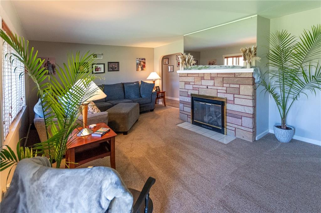 925 North Keel Ridge Road Hermitage, PA 16148 - Photo 4 of 47