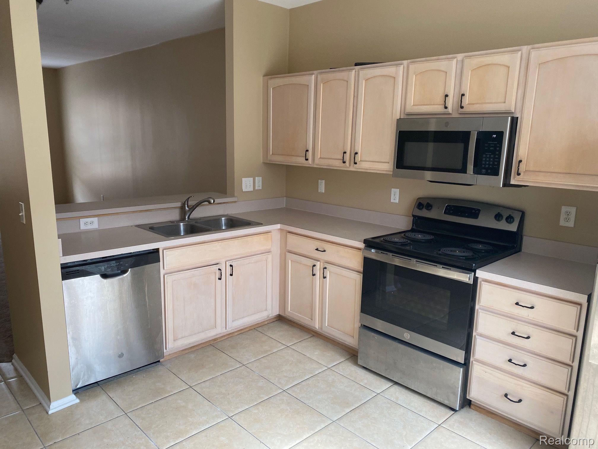 20246 Rodeo Court Southfield, MI 48075 - Photo 3 of 19 Gallery Image 3