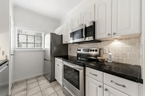 $179,000 | 9850 Pagewood Lane, Unit 1009, Houston, TX 77063
