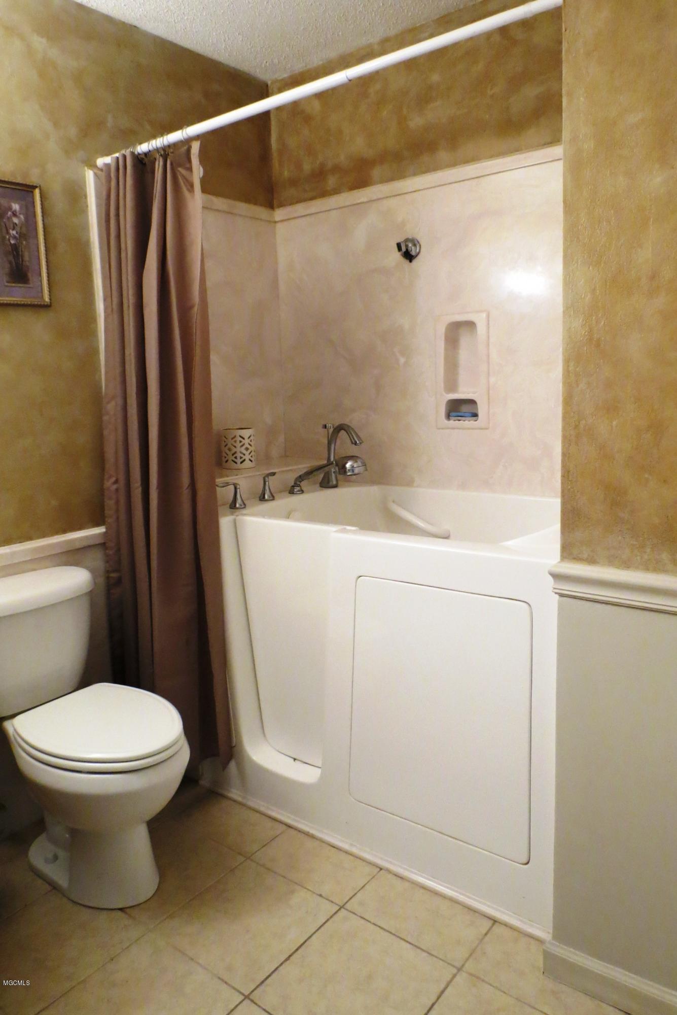 6025 Wildwood Road Moss Point, MS 39562 - Photo 12 of 28 IMG_8613