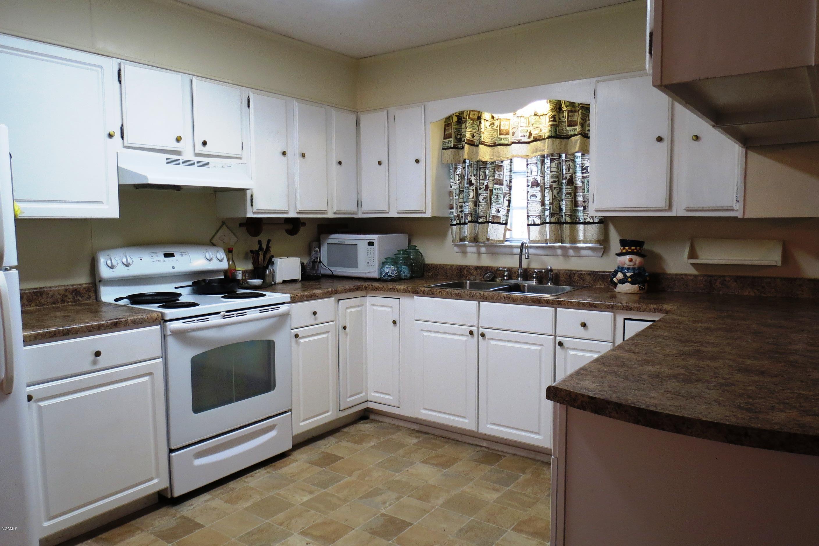 6025 Wildwood Road Moss Point, MS 39562 - Photo 8 of 28 IMG_8600