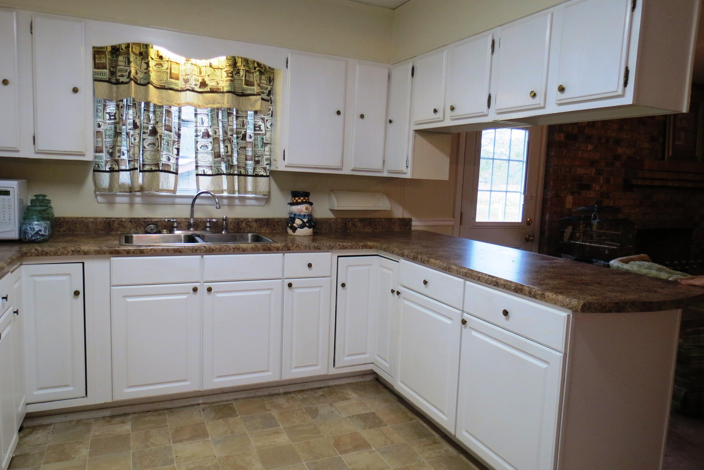 6025 Wildwood Road Moss Point, MS 39562 - Photo 10 of 28 IMG_8601