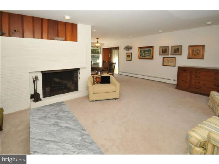 933 Crosswicks Road Rydal, PA 19046 - Photo 3 of 19 Living Room
