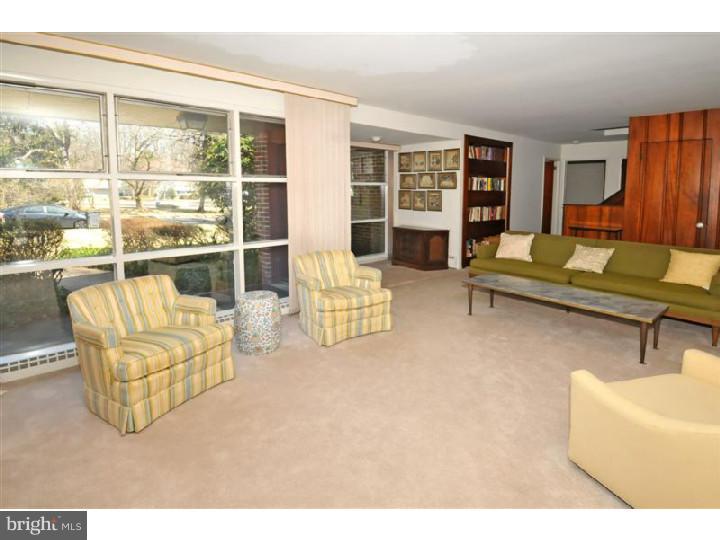 933 Crosswicks Road Rydal, PA 19046 - Photo 4 of 19 Living Room