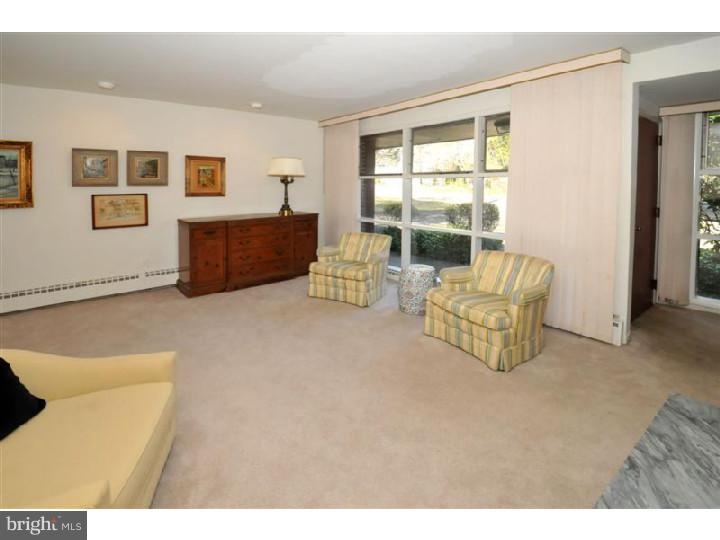 933 Crosswicks Road Rydal, PA 19046 - Photo 5 of 19 Living Room
