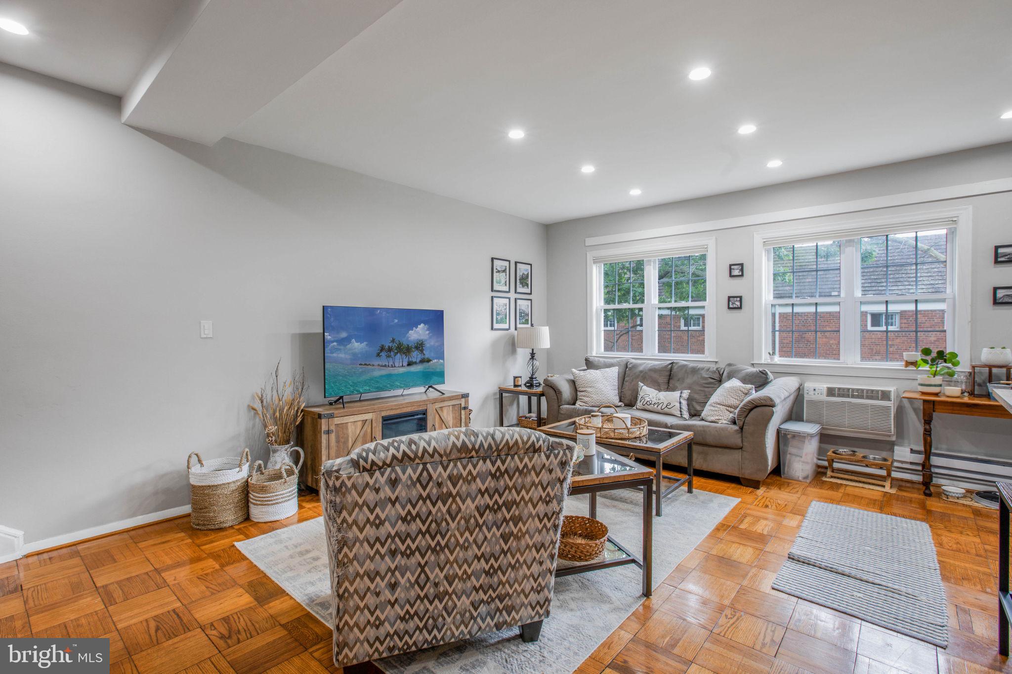 3530 Gunston Road Alexandria, VA 22302 - Photo 8 of 22 Living Room
