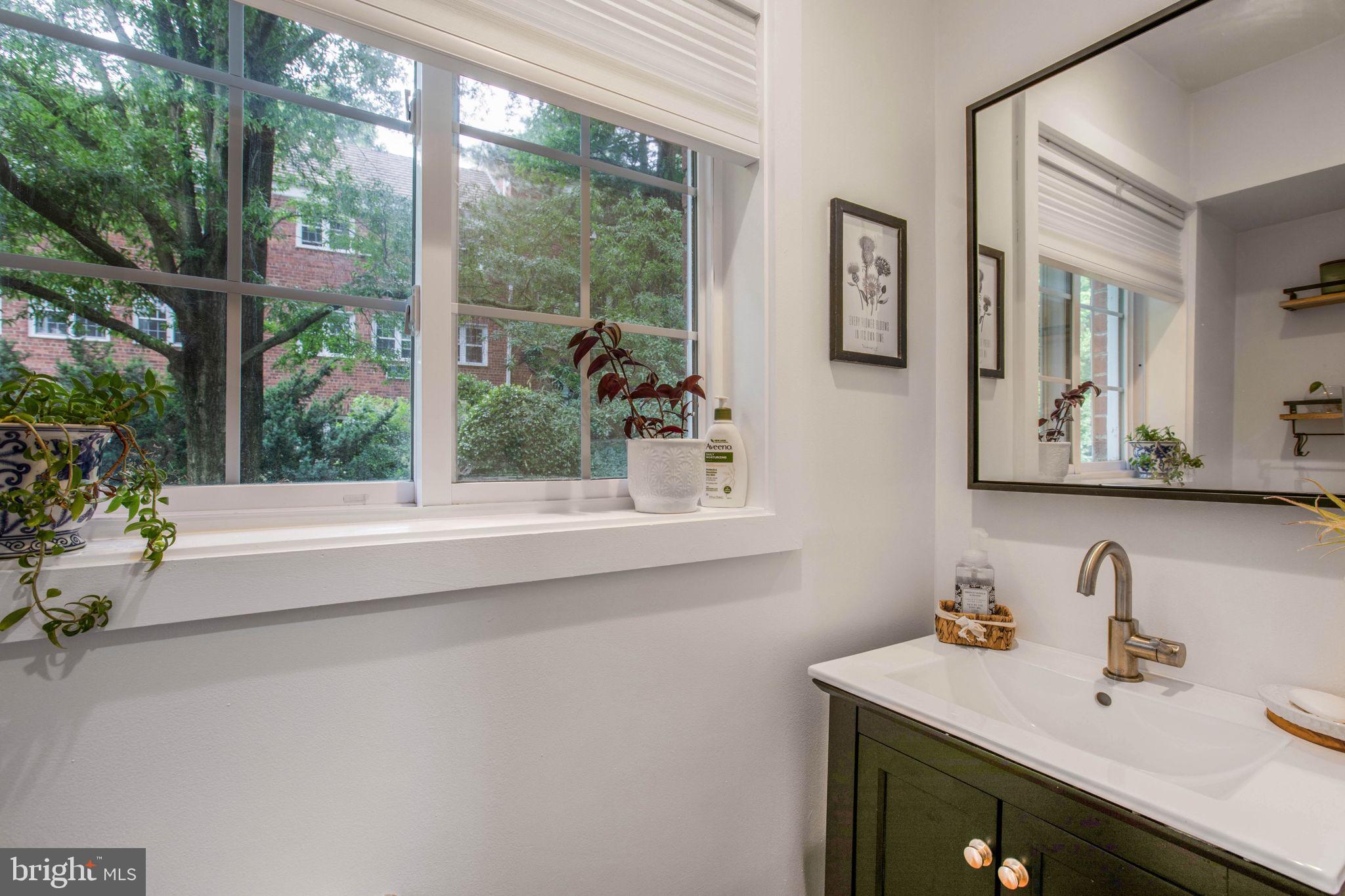 3530 Gunston Road Alexandria, VA 22302 - Photo 9 of 22 Main floor 1/2 bath